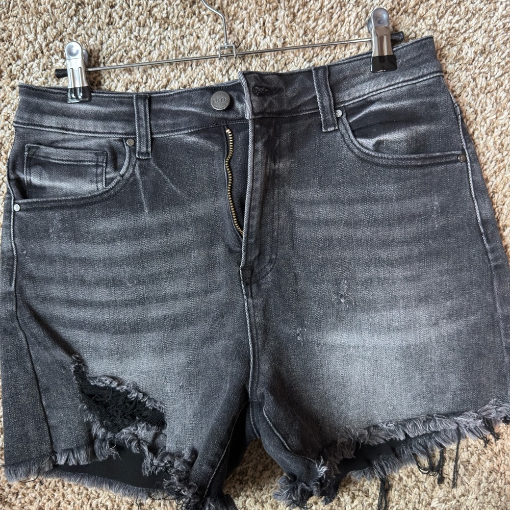 Risen black shorts, so cute and good stretch - size large